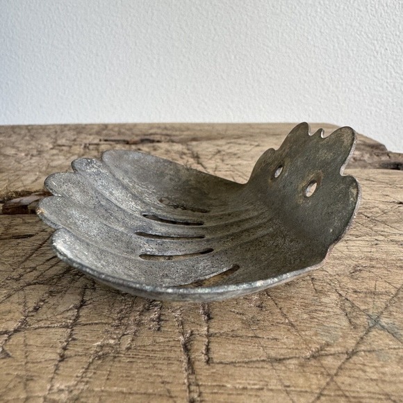 Vintage Metal Soap Dish Wall Mount Scalloped Feminine Patina Rustic Salvage - Picture 2 of 11